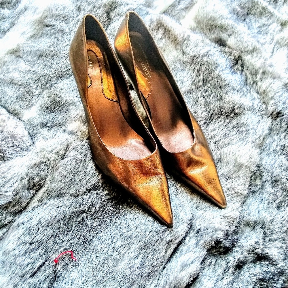 Super cute bronze nine West short heels!